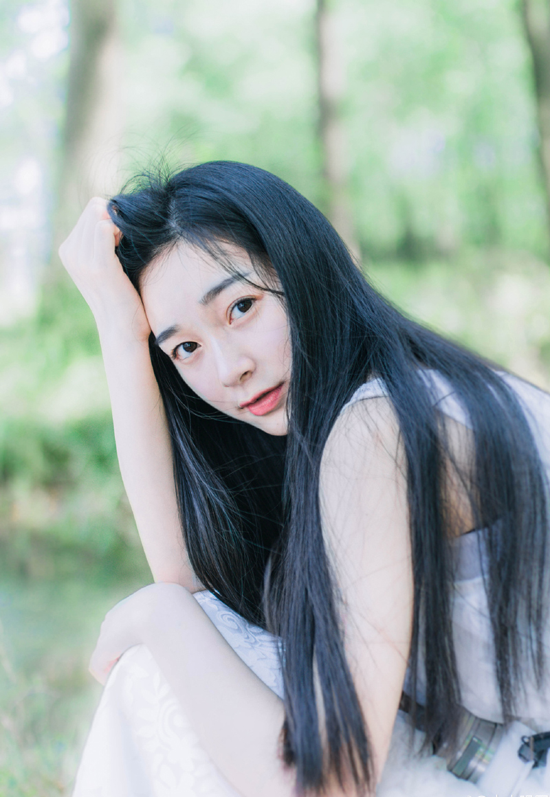 在这里，与各位再共同勉励一次，我们要做聪明的人，做有智慧的人有慈爱又肯诚实对人对己的勇者。就算天大的事情来了，也不逃避它，心平气和地为自己争取最合理的解决之道，不可以做一个弱者，凡是不顺心便跌倒的人是要被社会淘汰的，做一个有弹性的人，当是我们一生追求的目标。——三毛《亲爱的三毛》